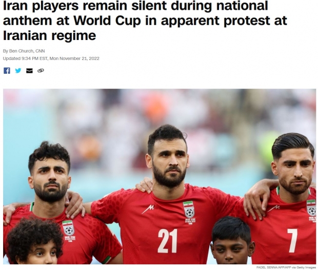 이란 월드컵 대표팀원들은 잉글랜드와의 경기 전 울려퍼진 이란 국가에를 따라하지 않고 침묵으로 일관, 모국 반정부 시위 상황에 연대시위 / 사진 : CNN 관련기사 일부 캡처