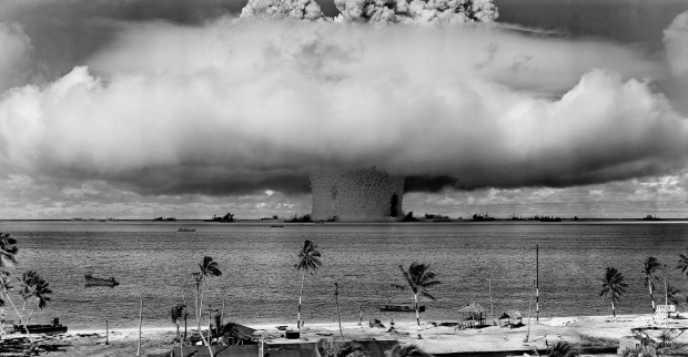 1946년 비키니(Bikini) 환초. 미국이 핵실험을 한 크로스로드 작전(Operation Crossroads)의 일환 "베이커 샷(Baker Shot)" / 사진 : 위키피디아