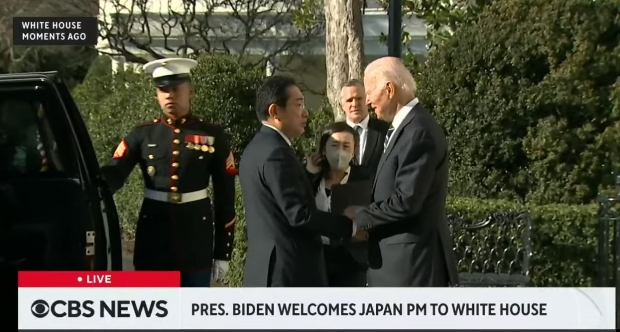 조 바이든 대통령이 미 백악관에 도착한 기시다 후미오 일본 총리와 악수를 나누고 있다 / 사진 : CBS 뉴스 캡처