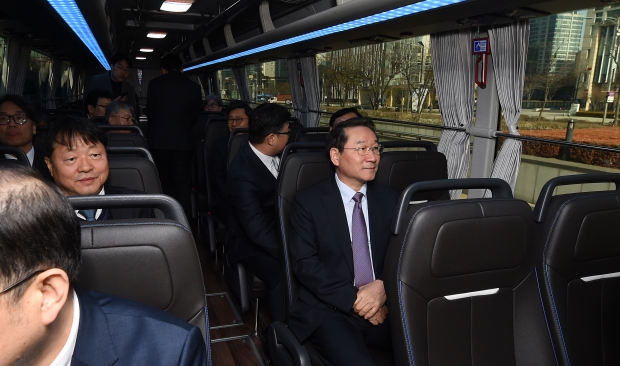 유정복 인천광역시장이 22일 송도컨벤시아에서 열린 '2023 인천 액화수소포럼'에서 수소 고상버스를 시승하고 있다.