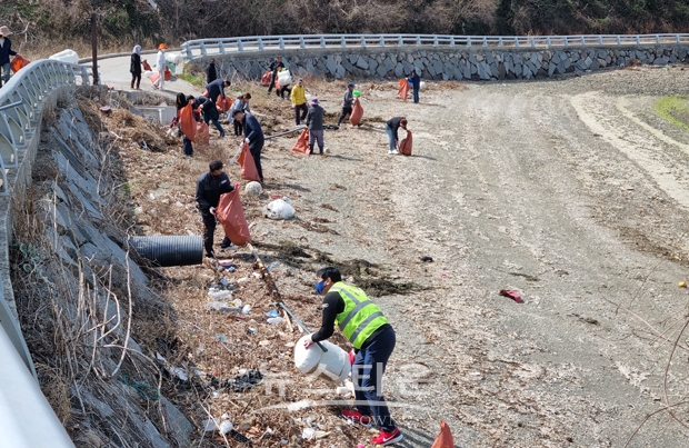 봄맞이 해양쓰레기 자율정화 활동 ‘해양쓰레기 줍줍!! 함께해(海), 깨끗해(海)’