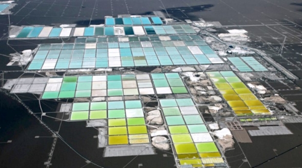 아타카마 염전에 있는 소키미치(SQM) 리튬 광산의 염수연못(brine pools) 및 가공 구역의 항공사진. SQM 제공