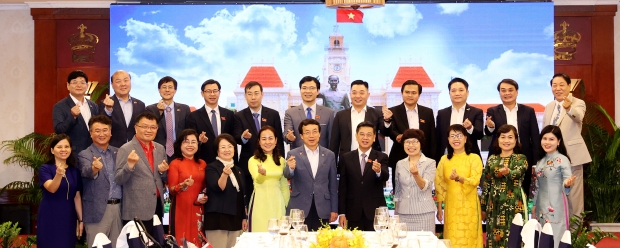 인천시의회 대표단과 베트남 호치민시인민의회 의원들 기념사진