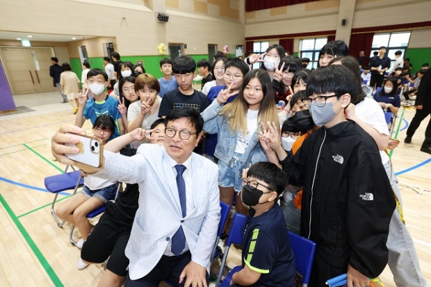 도성훈 인천광역시교육감이 20일 열린 인천아람초등학교 개교기념식에 참석해 학생들과 함께 셀카를 찍으며 즐거운 시간을 보내고 있다.