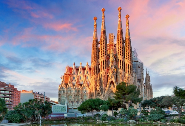 스페인 바로셀로나에 위치한 세계적인 건축물이자 대성당인 '사그라다 파밀리아'가 완공되려면 빨라야 앞으로 10년은 더 길다려야. 사진 : 사그라다 파밀리아 대성장 홈페이지 갈무리