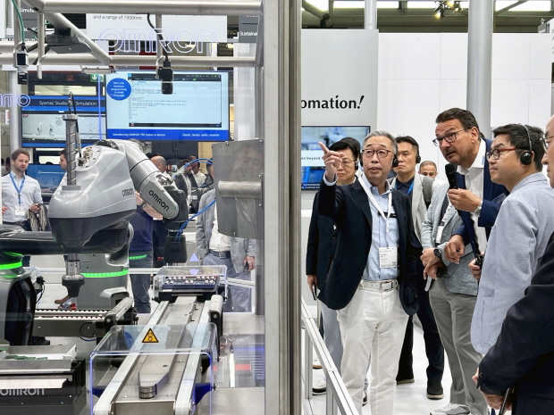 . ‘오토매티카 2023’을 참관한 박지원 두산그룹 부회장(왼쪽)이 한 로봇업체 부스에서 회사 관계자에게 제품에 대해 질문하고 있다.