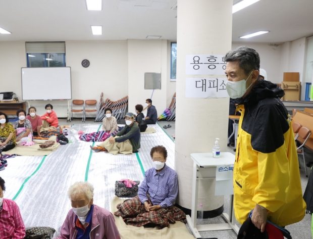 이강덕 포항시장이 지난 10일 용흥동 주민대피소 방문해 주민대피 행정명령에 적극 따라준 시민들을 만나고 있다.