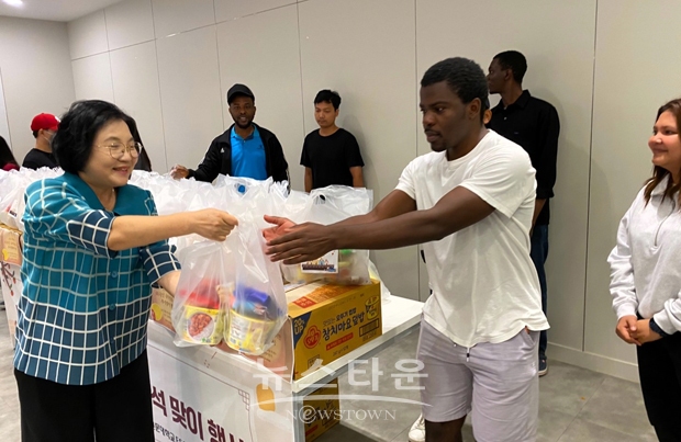 추석 명절을 맞아 선문대학교가 외국인 유학생들에게 나라별 전통 음식을 선물했다.
