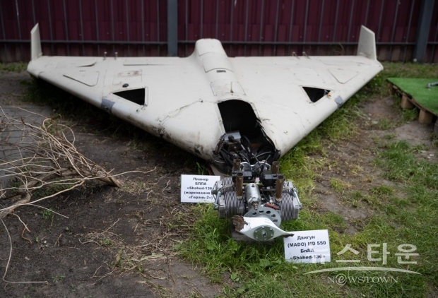 우크라이나 키이우 과학수사연구소 내에 있는 이란산 드론 샤헤드 136 및 엔진 잔해 : 사진 : 위키피디아