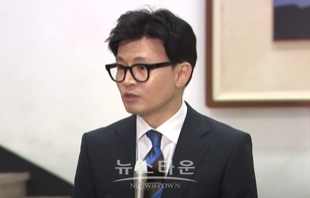 21일 법무부 장관 이임식후 기자들의 질문에 답변 중인 한동훈 장관/SBS뉴스 캡처