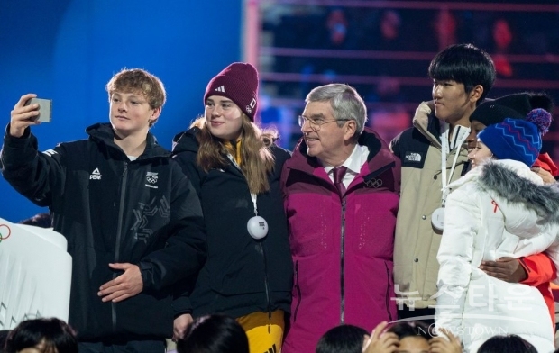 강원 동계청소년올림픽 개막식에서 토마스 바흐(Thomas Bach) 국제올림픽위원회(IOC) 위원장이 청소년 올림픽 선수들과 함께 갤럭시 S24 울트라로 셀피를 찍고 있다./삼성전자 제공