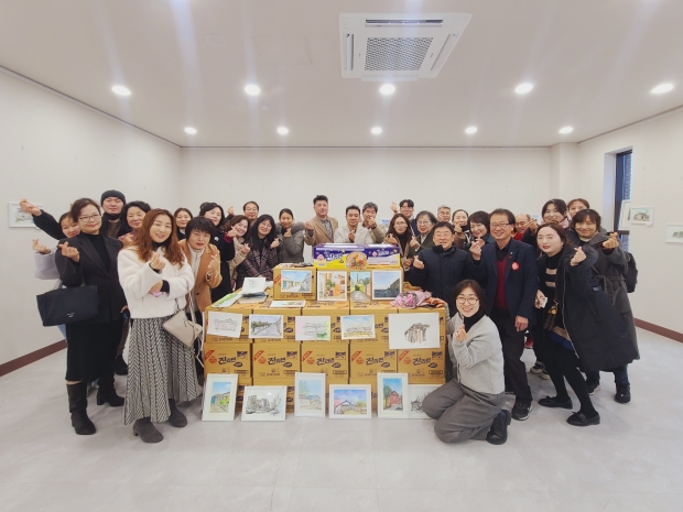 지난 21일 행복황촌 마을활력소 1층 전시실에서 경주 노포 그리기 작품전시회인 ‘Remember Gyeongju’를 열고 기념촬영을 하고 있다.