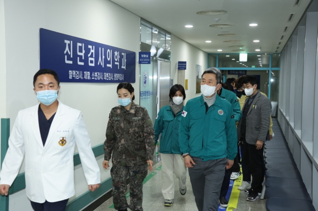 24일 전국적인 의료 파업과 관련해 이강덕 포항시장이 지역 의료기관을 방문했다