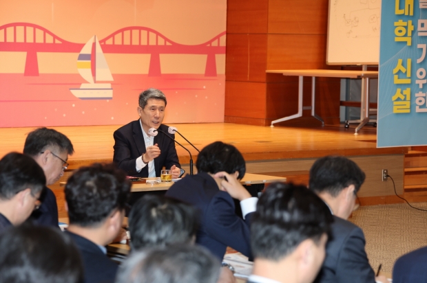 포항시는 13일 이강덕 포항시장 주재로 확대간부회의를 개최했다.