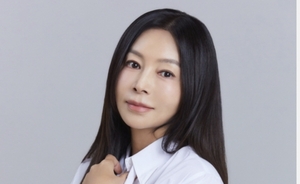 <b>황신혜</b>, <b>큐브엔터</b>와 전속<b>계약</b> 체결