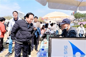 오산천변 물들인 벚꽃 마켓, 지역경제에 온기 - 뉴스 썸네일 이미지
