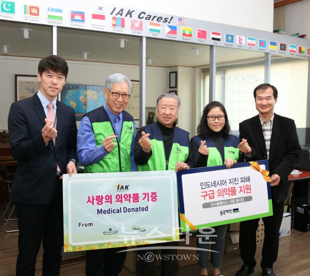 IAK 김치운 대표(가운데)와 동국제약 관계자(양쪽 끝) ⓒ뉴스타운