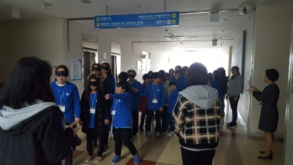 눈가리고 길 안내하기 사진
