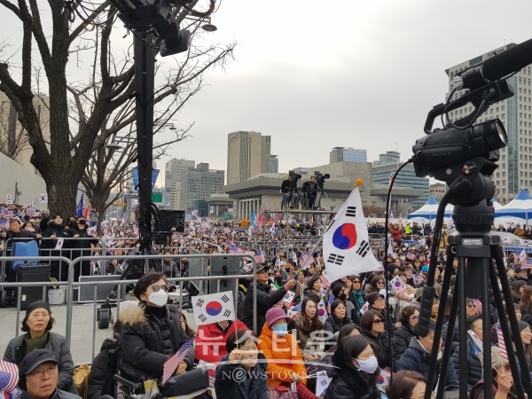 17일 서울 광화문앞 태극기와 성조기를 같이 흔들고있다.