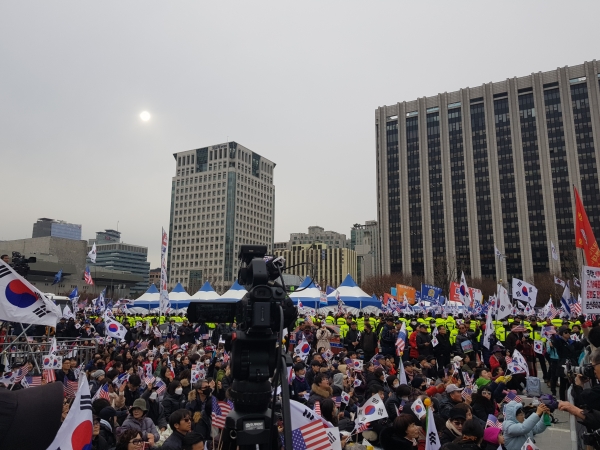 17일 서울 광화문 앞 '문재인 정권 퇴진 범국민 총궐기!'에 참여한 시민들