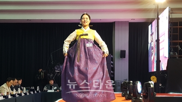 본선 무대에 오른 고현경(경기, 52세) 참가자가 한복쇼를 펼치고 있다.