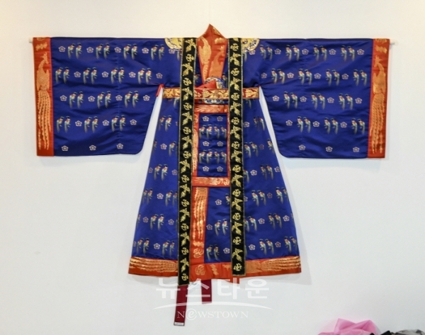 강태경 실로그리다 “한국전통자수와 조선왕조의상”展(김한정 기자)