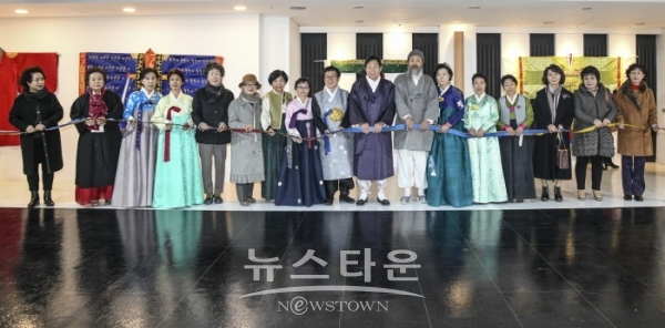강태경 실로그리다 “한국전통자수와 조선왕조의상”展(김한정 기자)