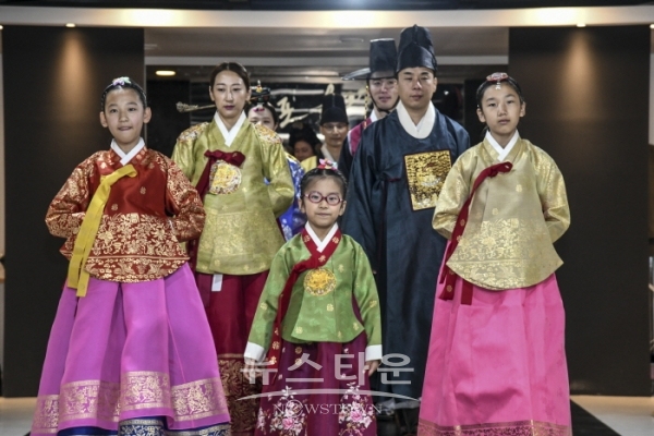 강태경 실로그리다 “한국전통자수와 조선왕조의상”展(김한정 기자)