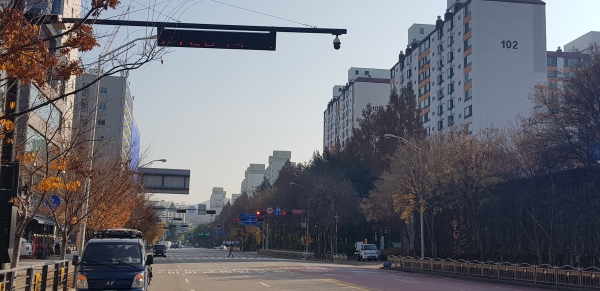 방범 기능이 추가된 불법주정차 단속용 CCTV가 야탑초교 앞 도로변에 설치돼 있다