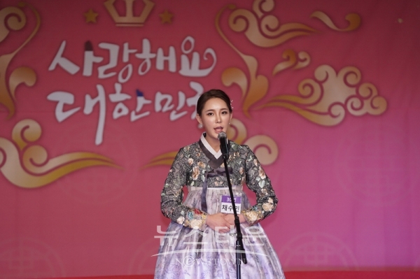 참가자들이 한복모델선발대회에 참가하게 된 계기와 함께 자기소개를 하고 있다.