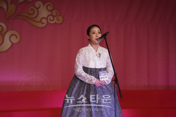 참가자들이 한복모델선발대회에 참가하게 된 계기와 함께 자기소개를 하고 있다.