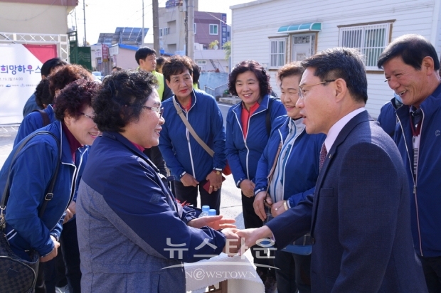 권오봉 여수시장이 19일 오후 연등동 희망하우스 11호 현판식 현장을 찾아 관계자들을 격려하고 있다.