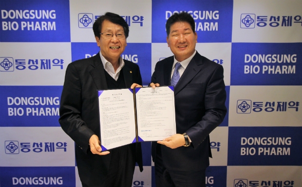 동성제약 이양구 대표이사(좌)와 YK동그라미 김영광 대표(우)가업무 협약 체결 후 기념 사진을 촬영하고 있다