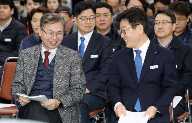 이재명 경기지사(우측)와 경기연구원장(좌측)