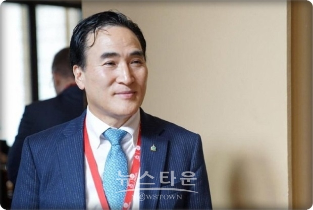 김종양 신임 총재(위 사진)는 경기지방경찰청장까지 지낸 한국 경찰의 실력으로 인터폴을 이끌겠다고 면서 “우리 지구상엔 안전을 위협하는 여러 가지 사안들이 있다. 이런 문제에 현명하게 대처하기 위해 회원국들과 협력하겠다”고 말했다.