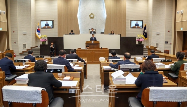 김홍장 당진시장이 11월 23일 오전 10시 당진시의회 본회의장에서 열린 제58회 당진시의회 제2차 정례회 개회식에서 민선7기 첫 시정연설을 통해 내년 시정운영 방향에 대해 제시했다.