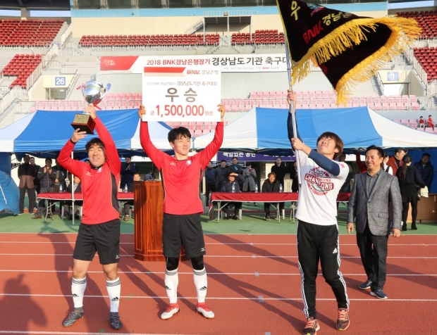 우승팀 경상남도교육청 서광진 (진영한얼중 교사)선수가 최우수선수상 영광의 손을 흔들다.