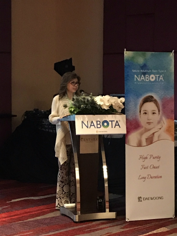 필리핀 피부과 전문의 크리스티나 푸얏이 'ICAD 2018' 나보타 심포지엄의 연사로 나서, 미국, 유럽 및 캐나다에서 진행된 나보타의 대규모 미간주름 임상결과를 발표하고 있다.