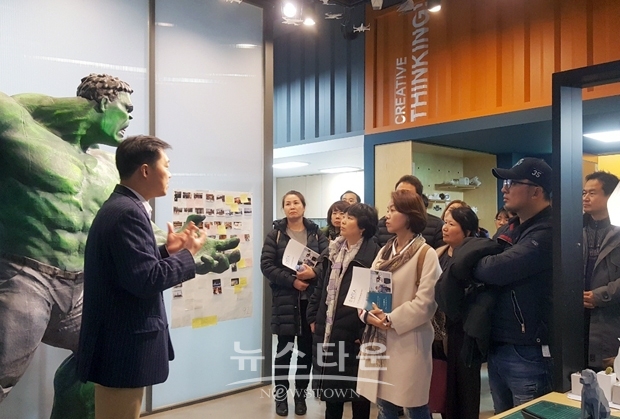 순천향대학교가 2019학년도 대입 전형 면접고사 기간에 대학을 방문한 수험생 학부모들을 대상으로 캠퍼스투어를 운영한 가운데 ‘팩토리 인사이드’에서 학부모들에게 이태희 교수(사진 왼쪽)가 설명하고 있다.