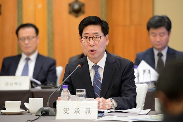 중국을 방문 중인 양승조 충남도지사가 11월 27일 베이징시에서 열린 ‘제2회 한·중 지사·성장 회의’에 참석했다. 이 자리에서 중국 지방정부에 미세먼지를 비롯한 대기오염물질 저감 대책 공동 추진을 제안하고 나섰다.