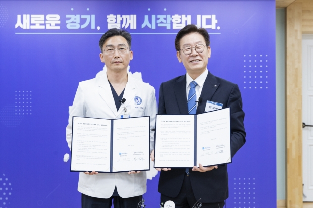 이재명 지사와 이국종 중증외상환자 이송체계 구축 업무협약 체결을 하고 있다
