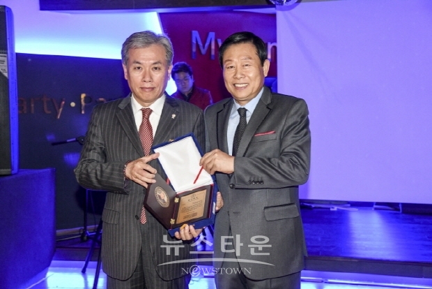 윤재환 회장(오션스타리조트) “인물봉사대상” 수상(김한정 기자)