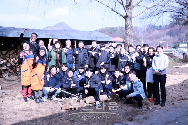 금산경찰서가 지난 11월 26일 금산군 남이면 흑암리 ‘장애우 평등학교’에서 겨울철 땔감 만들기 등 봉사활동을 전개했다.