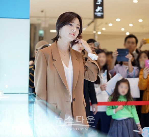 주얼리 모델로 활동 중인 송하윤이 다양한 주얼리 스타일링을 선보이고 있다.