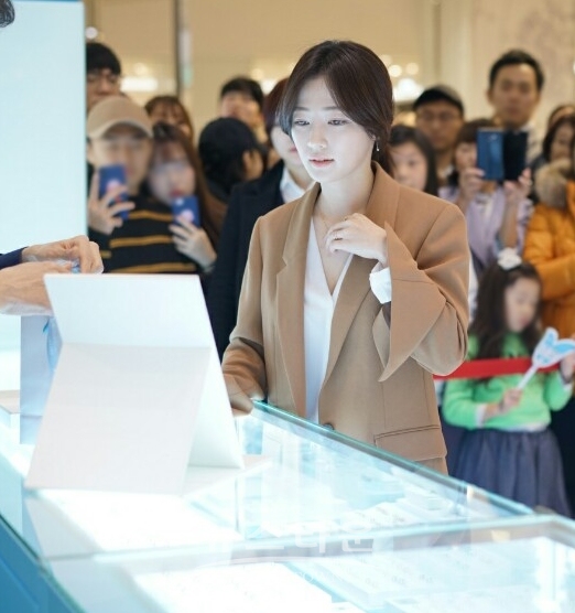 주얼리 모델로 활동 중인 송하윤이 다양한 주얼리 스타일링을 선보이고 있다.