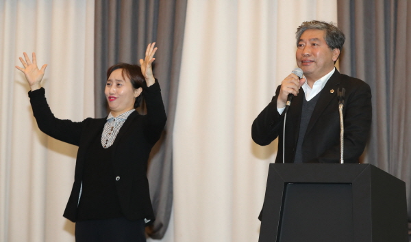 송한준 의장이 수어통역센터 연찬회 참석하여 축사를 하고 있다.