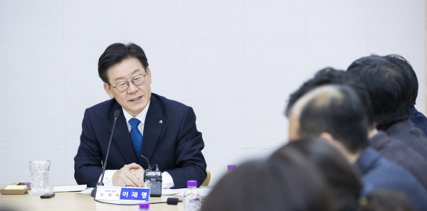 부동산 정책위원회 ù 회의를 주재하는 이재명 지사