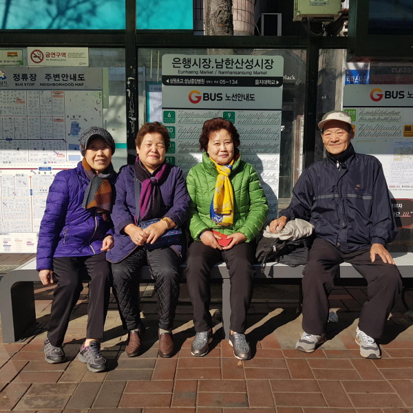 은행시장·남한산성시장 버스정류장의 온열의자에 앉아 포즈 취한 시민들[사진제공=성남시]