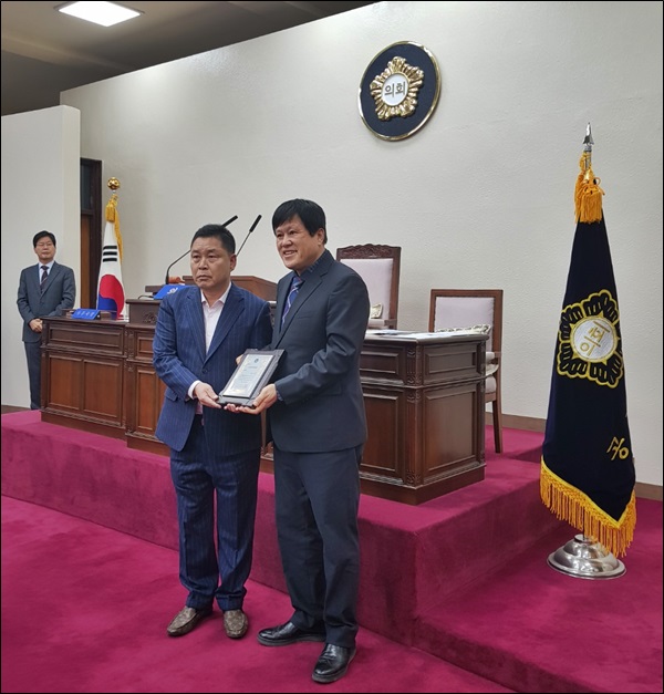 공주시의회 회의실에서 공주시의회 이창선부의장에게 시민인권상을 수여했다.