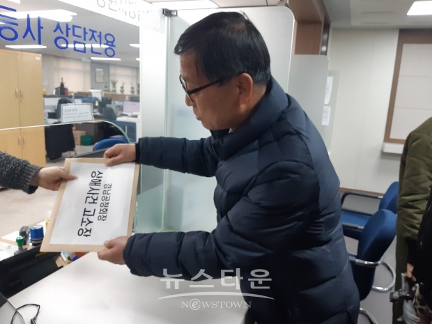 11일 경남학생인권조례안 반대, 공동추진위원회 기자회견을 끝내고 고소장을 접수 하고 있다.